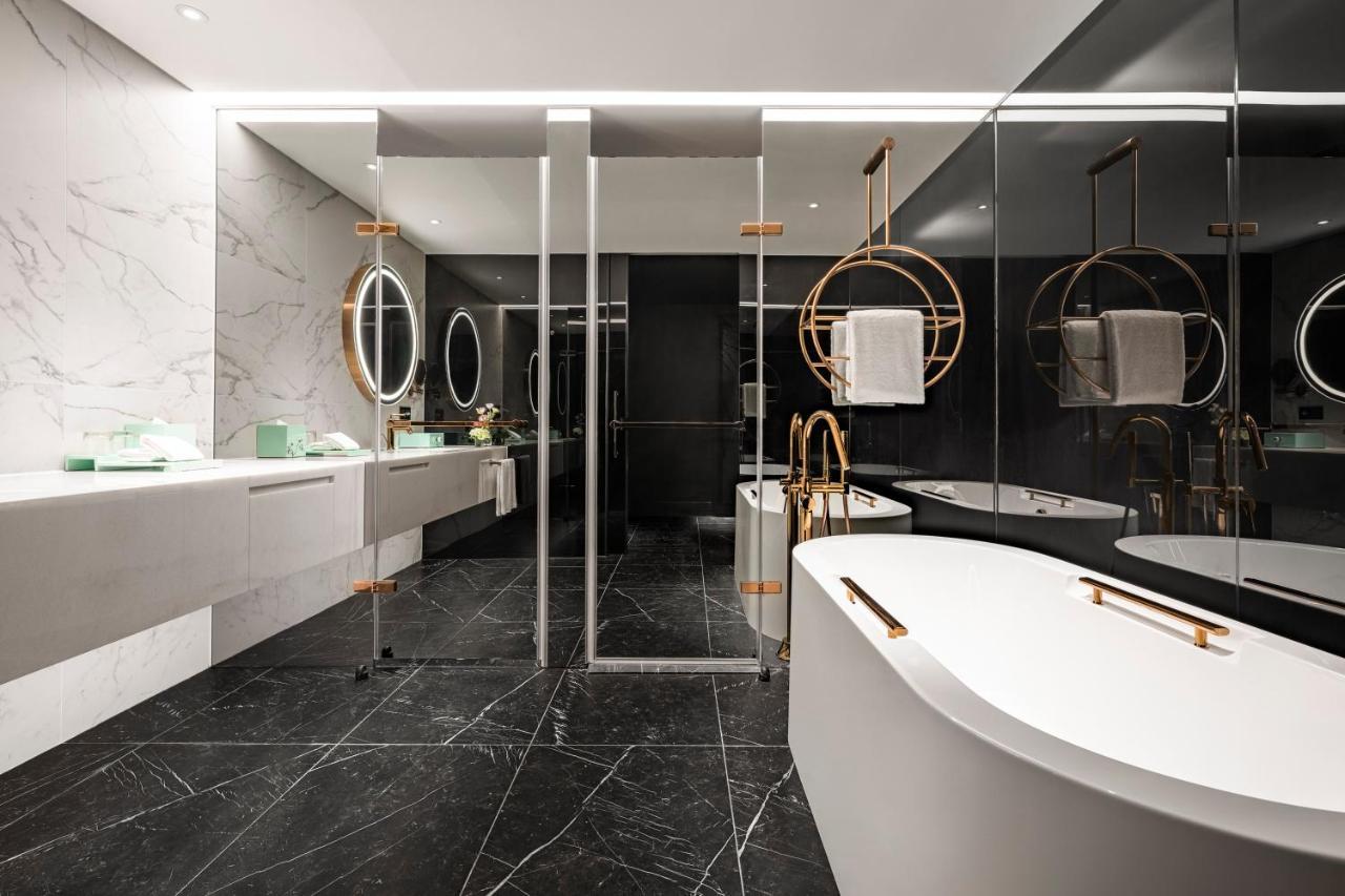 Le Meridien ไถจง ภายนอก รูปภาพ Bathroom interior design