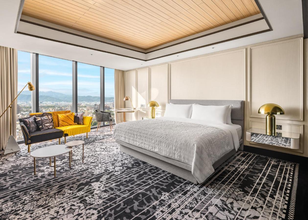 Le Meridien ไถจง ภายนอก รูปภาพ A bedroom at the hotel
