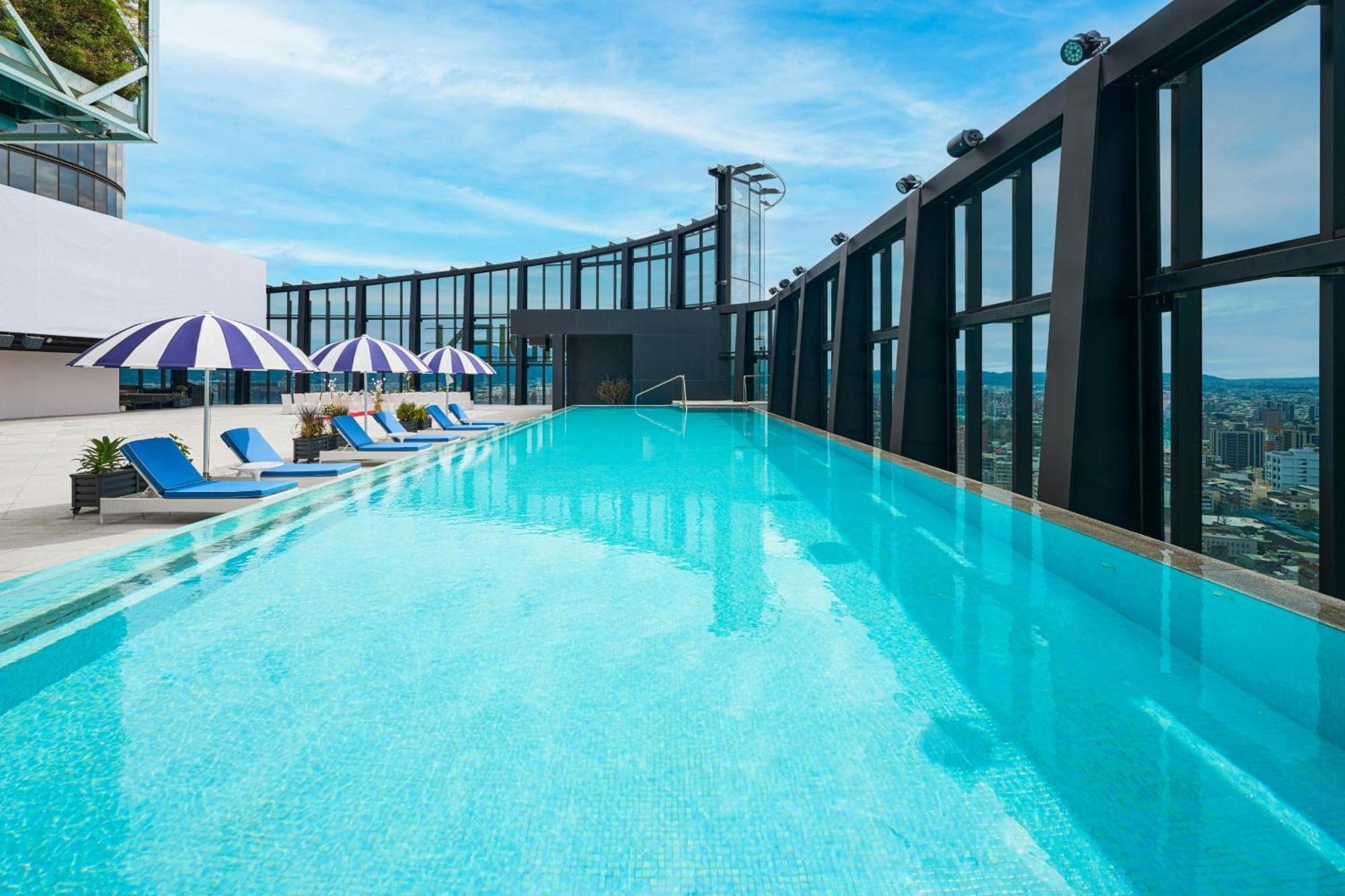 Le Meridien ไถจง ภายนอก รูปภาพ The rooftop pool at the hotel