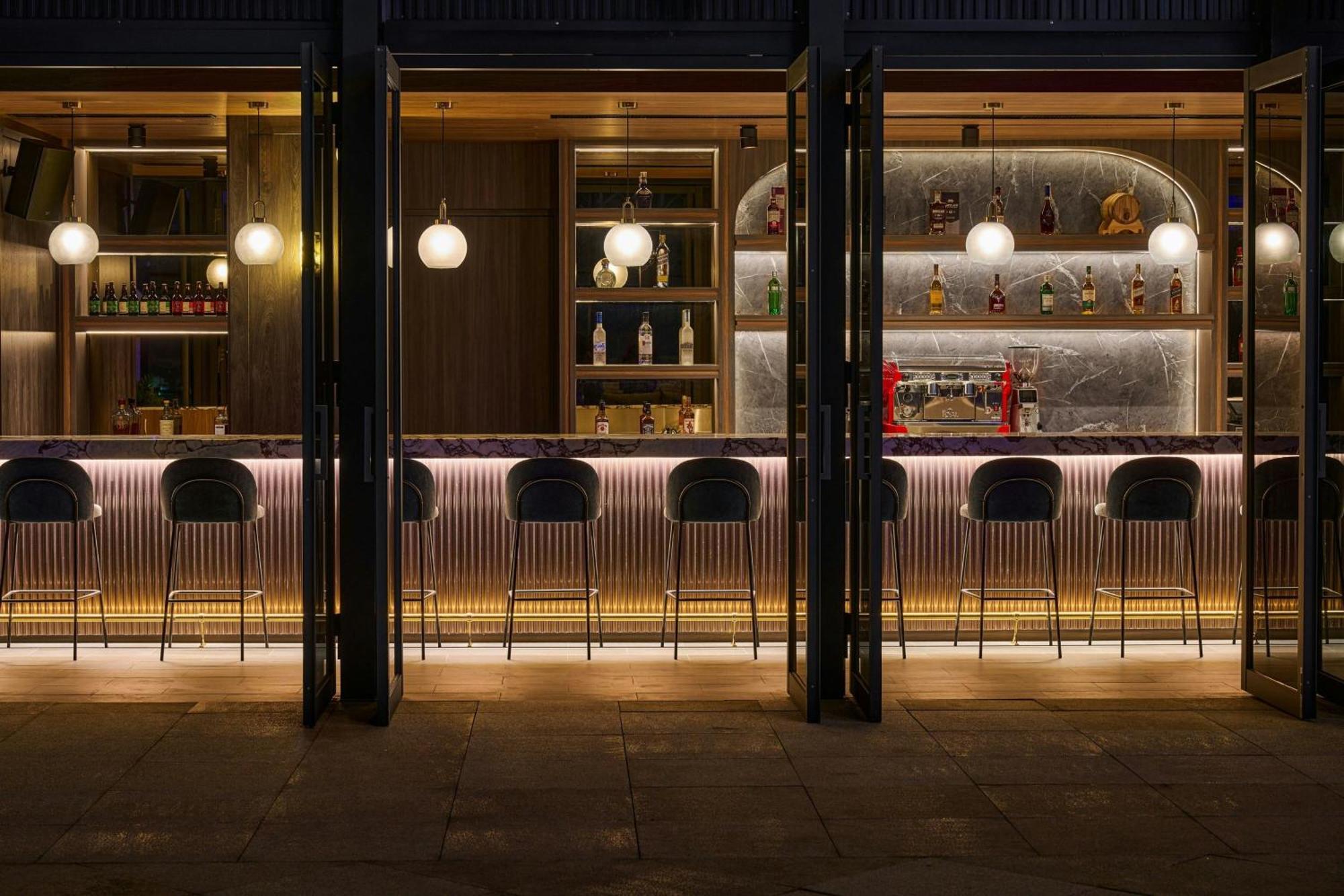 Le Meridien ไถจง ภายนอก รูปภาพ The bar at the top of the hotel