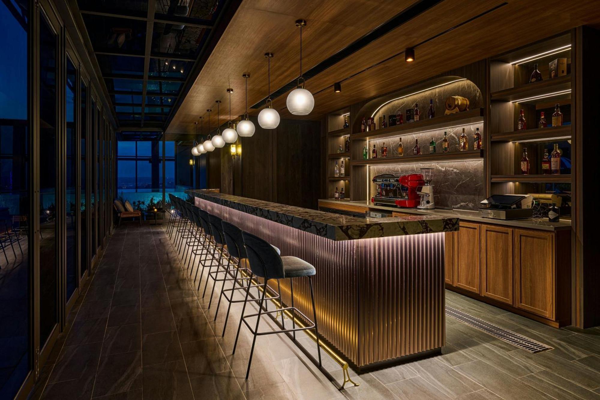 Le Meridien ไถจง ภายนอก รูปภาพ The bar at the 360° Sky Lounge