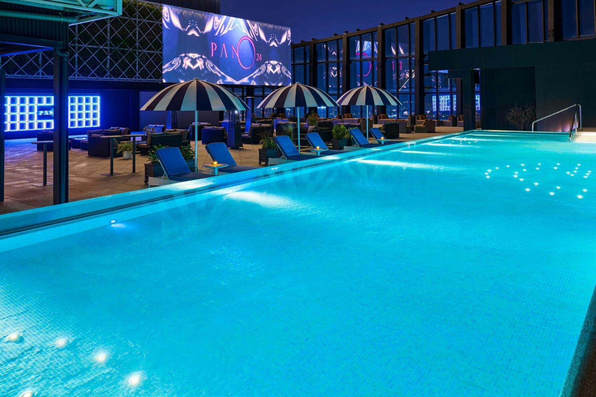 Le Meridien ไถจง ภายนอก รูปภาพ The rooftop pool at the hotel