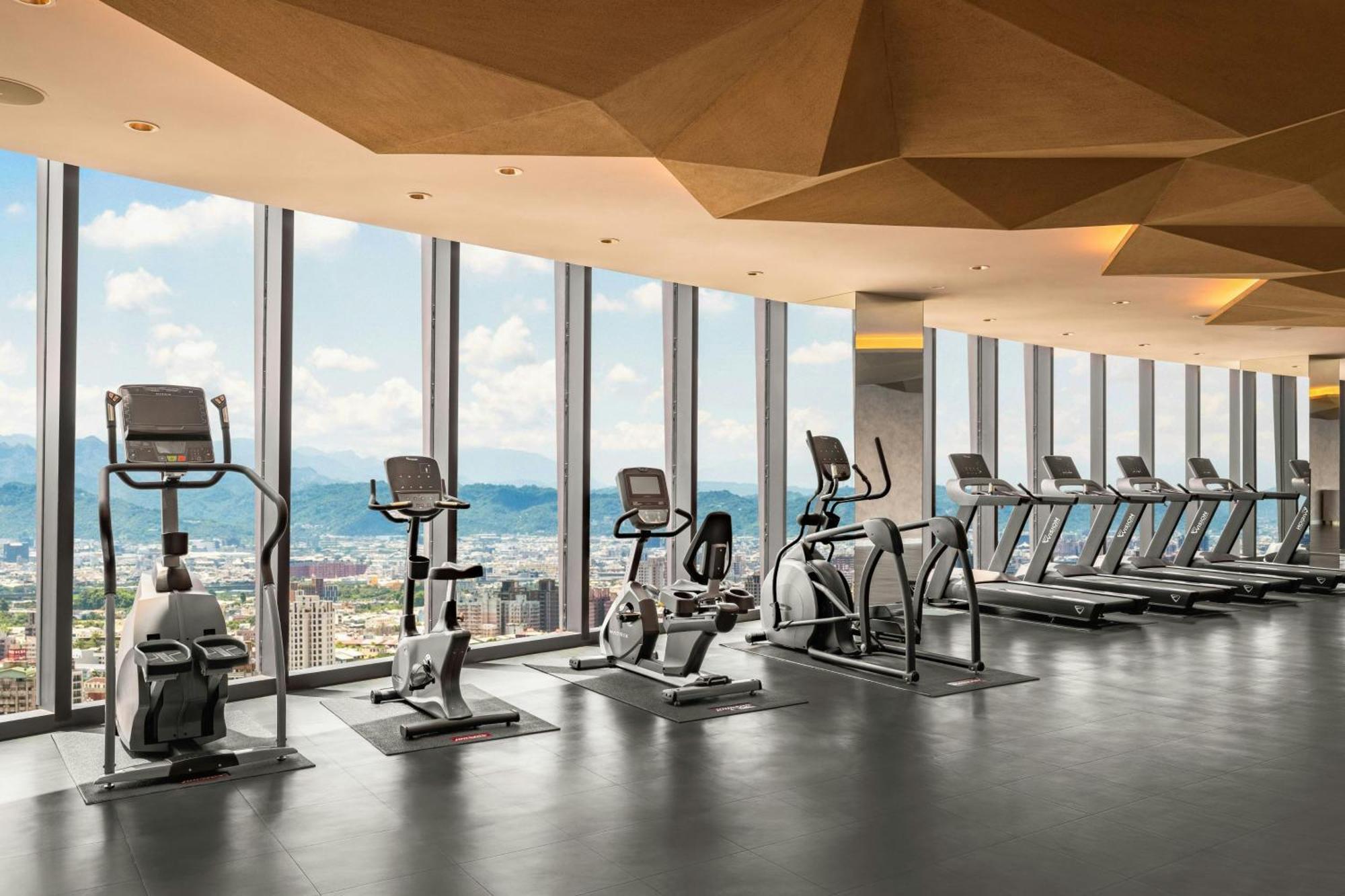 Le Meridien ไถจง ภายนอก รูปภาพ The gym at the 39th floor