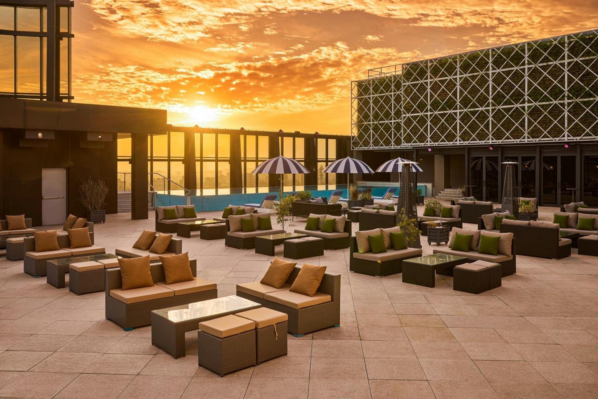 Le Meridien ไถจง ภายนอก รูปภาพ The Sky Bar